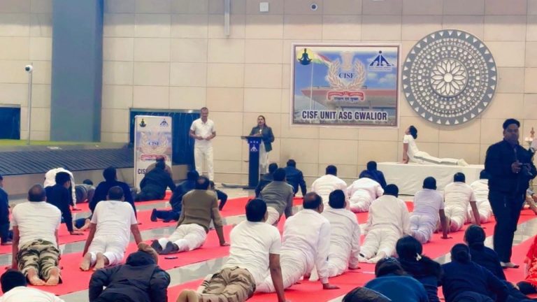 शहर की जानी-मानी योग प्रशिक्षक प्रस्तावना गुप्ता जी द्वारा राजमाता विजयराजे सिंधिया एयरपोर्ट ग्वालियर पर योग कराया गया